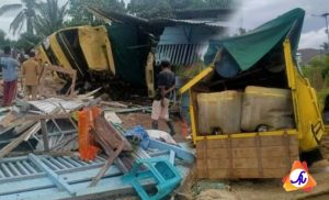 Dua Truck Terlibat Kecelakaan Hantam Warung Bakso
