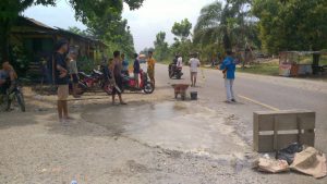 Antisipasi Kecelakaan, Pemuda Dusun Terusan Tampal Jalan Rusak