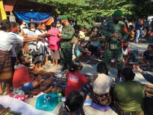 Dandim Sikka Bagikan Masker Untuk Pedagang Pasar
