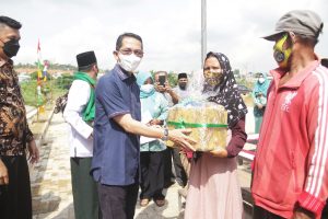 Amsakar Salurkan Bahan Pokok untuk Warga Terdampak Banjir di Nongsa