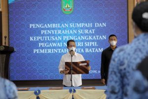 Amsakar Serahkan Surat Keputusan Pengangkatan 130 PNS Baru Lulusan Tahun 2019