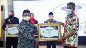 PWI Jateng Berikan Penghargaan Kepada Gubernur Jawa Tengah Ganjar Pranowo
