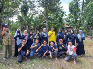 Kades Tegakan Lapangan Bola Voli Dengan Biaya Pribadi