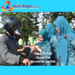Ketua TP-PKK Sarolangun Harvedrida Henrizal Bagikan Bendera Merah Putih