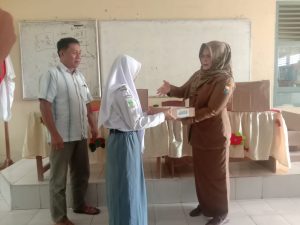 15 Orang Siswa SMAN 2 Sarolangun Terima Bantuan Dumisake