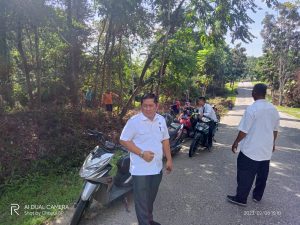 Kadis Pantau Langsung Giat Pembersihan Semak Belukar di Bahu Jalan