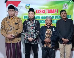 Luar biasa, Hujan Lebat Warga Cukup Ramai Datang Bertemu Willy Kurniawan SE