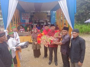 Edi Purwanto Serahkan Peralatan Kesenian ke Desa Argo Sari Singkut