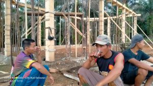 Warga Bukit Talang Mas Bangun Pendopo Dengan Dana Swadaya