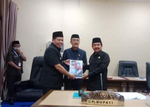 Pj Bupati Sarolangun Serahkan LKPJ Tahun 2022