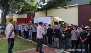Kapolri Distribusikan 30 Ribu Paket Sembako Untuk Persis