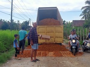 Salut,… Bulan Ramadhan Warga Goro Bersama Tutupi Jalan Berlubang