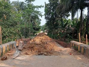 JPKP Soroti Tanah Galian Menutupi Akses Jalan Umum