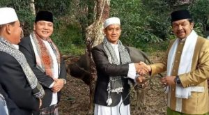 Ketua DPRD Sarolangun Tontawi Jauhari Serahkan 3 Ekor Hewan Qurban