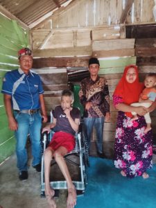 Harrifar Syafar Bantu Kursi Roda Untuk Warga Singkut