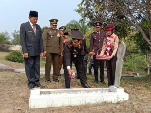 Kapolres Sarolangun Pimpin Upacara Ziarah di TMP Satria Sarolangun