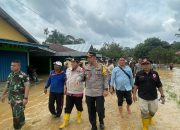 Kapolres Sarolangun Turun Langsung Cek Rumah Warga Yang Terdampak Banjir di Desa Teluk Kecimbung Bathin VIII