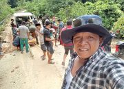 Menyedihkan Jenazah Terpaksa Di Gotong, Akibat Akses Jalan Tertimbun Longsor