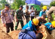 Respon Cepat, Polsek Sarolangun Bantu Evakuasi Pohon Tumbang di Desa Ladang Panjang.