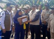 Pj Bupati Sarolangun Dampingi Gubernur Jambi Salurkan Bantuan untuk Korban Banjir Di Mandiangin