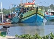 Puluhan Nelayan Kuala Pembuang Amankan Kapal Pukat Harimau