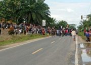Minta Kotak Suara di 3 Desa Dihitung Ulang, Massa Tutup Jalinsum di Muratara