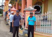 Warga Kompak Bersihkan Lingkungan Masjid At-Taqwa Dusun II Desa Pasar Singkut