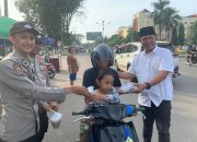 Polres Sarolangun Bagikan Takjil di Simpang Masjid Al-Falah Sarolangun