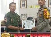 DPW PW FRN Provinsi Jambi Serahkan Plakat Apresiasi ke Polres Batanghari Jambi.
