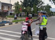 Tradisi Nusantara, Satlantas Polres Sarolangun Berbagi Takjil Kepada Penguna Jalan.