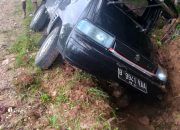 Diduga Sopir Ngantuk Mobil Carry Pick Up No Polisi B 9941 VAA Terperosok ke Parit
