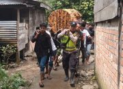 Personil Polsek Batang Asai Bantu Evakuasi Korban Hanyut