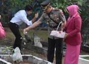 Peringatan Hari Bhayangkara Ke-78, Polres Bintan Lakukan Ziarah dan Tabur Bunga di Makam Pahlawan