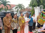 Ketua DPRD Kabupaten Sarolangun Sambut Kedatangan Wakil Bupati Beserta Istri tiba DiRumah Dinas