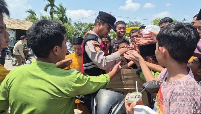 Jumat Berkah Polsek Sekupang Pererat Silaturahmi dengan Masyarakat di Masjid Al Hidayah